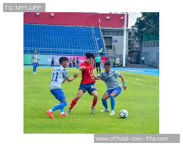 足球比赛的主体是球员与团队合作的艺术与竞技精神的完美结合